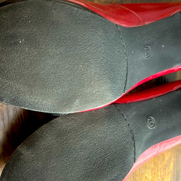 Fun, fancy and sophisticated red 3” heels with a black bow. (like new condition) - Picture 4 of 5